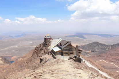 Chacaltaya. Esta es una montaña boliviana ubicada en la cordillera de los Andes a más de 5.400 metros sobre el nivel del mar, que pasó de ser una de las víctimas del deshielo a ser un referente global para medir el impacto del cambio climático