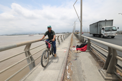 Basura. La maleza se ha tomado gran parte de ese tramo del puente de la Unidad Nacional