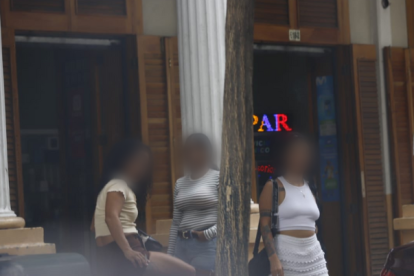 Pese a controles, las trabajadoras sexuales siguen en el sitio.