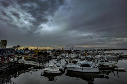 Fotografía general donde se observa embarcaciones detenidas en el puerto de Ensenada en Baja California (México).