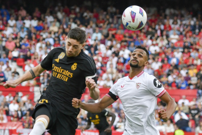 SEVILLA, 21/10/2023 - El centrocampista del Real Madrid Fede Valverde (i) cabecea un balón ante Djibril Sow, del Sevilla, durante el partido de LaLiga que Sevilla FC y Real Madrid disputan este sábado en el estadio Ramón Sánchez Pizjuán. EFE/Raúl Caro
