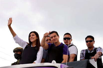 La asambleísta electa Valentina Centeno acompañando del presidente electo Daniel Noboa durante un recorrido de campaña.