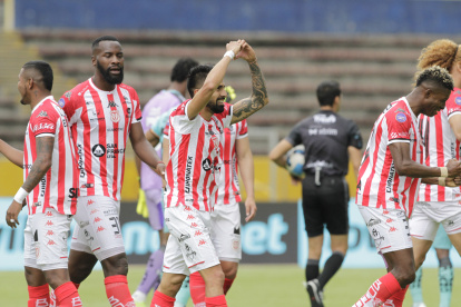 Adolfo Muñoz (d) y su celebración tras marcar el tanto del Rodillo Rojo.