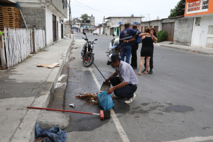 Hecho. Familiares del duraneño lloran su trágico deceso, mientras que su tío limpia el lugar donde fue asesinado.