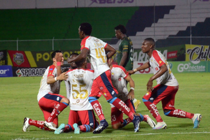 Los jugadores de El Nacional y su festejo tras el gol de la Tukita Ordóñez, en el estadio 9 de Mayo de Machala.