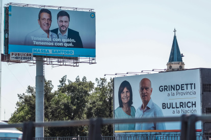 Registro general este sábado 21 de octubre de un par de carteles de campaña electoral de los candidatos presidenciales Sergio Massa y Patricia Bullrich, en una calle de Buenos Aires.