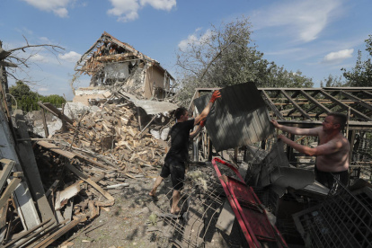 Imagen de archivo de un hombre que retira escombres tras un ataque ruso.