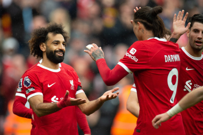 Liverpool (United Kingdom), 21/10/2023.- Liverpool"s Mohamed Salah celebrates after scoring the second goal during the English Premier League match between Liverpool and Everton in Liverpool, Britain, 21 October 2023. (Reino Unido) EFE/EPA/PETER POWELL No use with unauthorized audio, video, data, fixture lists, club/league logos, "live" services" or as NFTs. Online in-match use limited to 120 images, no video emulation. No use in betting, games or single club/league/player publications.
