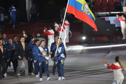 Richard Carapaz llevó el pabellón nacional durante la inauguración.