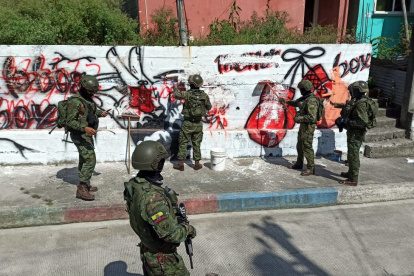 Miembros de las Fuerzas Armadas borraron murales donde se había colocado insignias de esta banda.