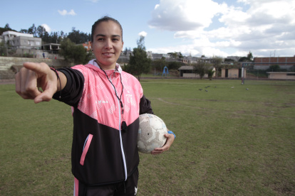 Mayra Olvera disfruta de su papel como asistente técnica en la categoría sub-16 de Ñañas.