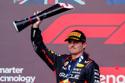 Austin (United States), 22/10/2023.- Dutch driver Max Verstappen of Red Bull Racing celebrates with the winners trophy after the 2023 Formula 1 Grand Prix of the United States at the Circuit of the Americas in Austin, USA, 22 October 2023. (Fórmula Uno, Estados Unidos) EFE/EPA/SHAWN THEW