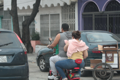 Varias personas circulan en las motonetas