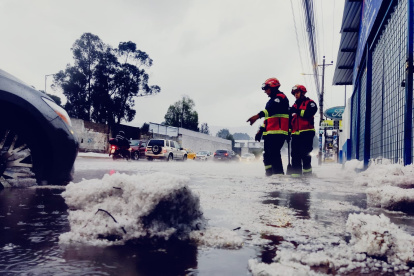 Atención. Los equipos de emergencia acudieron a los puntos en donde se acumuló el agua y el hielo.