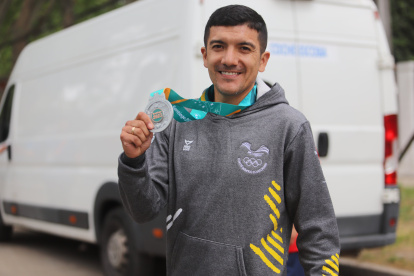 El ciclista Richard Carapaz con la presea de plata que alcanzó en la prueba de contrarreloj.