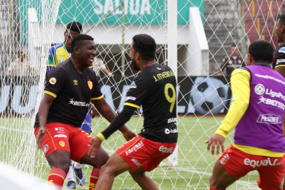 Jhon Jairo Cifuente (i) y Jeison Medina (d) fueron los autores de los goles de Aucas.