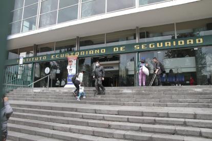 Muchos trámites pueden ser realizados en línea, pero algunos afiliados prefieren acudir a las oficinas del IESS.