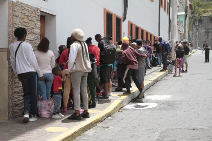 A la hora de almuerzo y en las tardes se forman filas de personas que buscan acceder a los servicios del albergue.