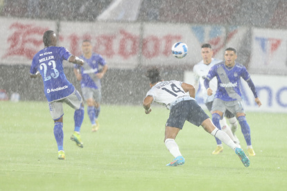 El aguacero con rayos que acompañó el inicio del juego entre albos y azules hizo que el partido sea suspendido.
