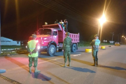 Operativo. Militares incautaron 1.045 galones de gasolina blanca en Tiwintza, llevada sin permisos respectivos.