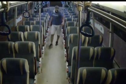 En el vídeo se evidencia dos sujetos que se acercan a la cabina del conductor.