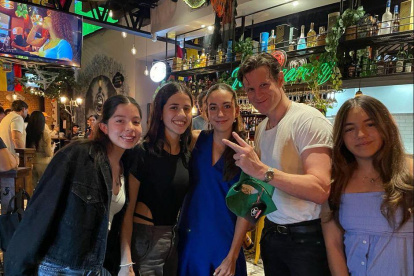 El actor Matt Smith junto a un grupo de fans.