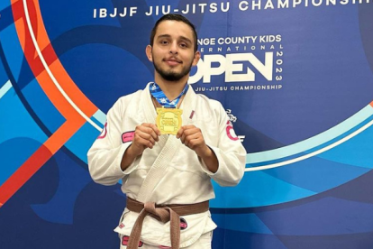 Luis Felipe luchó en la categoría cinturón café adulto peso leve.