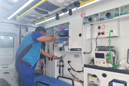 Personal paramédico de una de las nuevas ambulancias revisa los equipos del vehículo