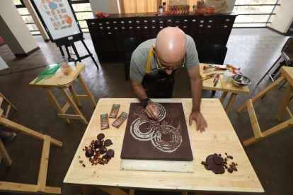 Perspectiva. El artista Marcos Restrepo busca darle formas a los materiales comestibles con los que experimentó para crear tres obras de arte