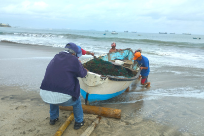Los pescadores en Ballenita buscaron este 23 de octubre salvar sus naves.