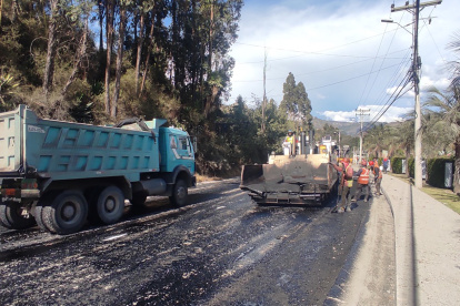 MTOP ejecuta trabajos de rehabilitación de la antigua Panamericana Norte de ingreso a Cuenca.