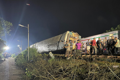La colisión entre el tren de pasajeros Egarsindur Express con destino a Dacca y un ferrocarril de mercancías dirigido a la ciudad sureña de Chittagong tuvo lugar hacia las 15:30 hora local.