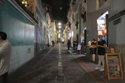 Los dueños de los locales esperan que el turismo se reactive, las calles lucen vacías