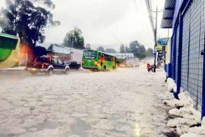 Imagen de granizo acumulado en una vía del suroriente de Quito