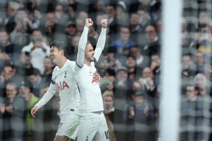 London (United Kingdom), 23/10/2023.- Tottenham"s James Maddison (R) celebrates after scoring the 2-0 goal assisted by Heung-Min Son (L) during the English Premier League soccer match between Tottenham Hotspur and Fulham FC in London, Britain, 23 October 2023. (Reino Unido, Londres) EFE/EPA/ISABEL INFANTES No use with unauthorized audio, video, data, fixture lists, club/league logos, "live" services" or as NFTs. Online in-match use limited to 120 images, no video emulation. No use in betting, games or single club/league/player publications.