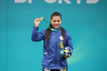 Angie Palacios con la medalla de oro que alcanzó en la disciplina de halterofilia.