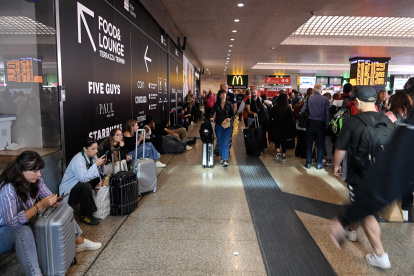 Los viajeros esperan para abordar los trenes en la estación Termini debido a retrasos causados por un problema en la línea eléctrica que ralentizó el tráfico ferroviario, en Roma, Italia, 23 de octubre de 2023.