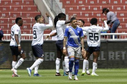 Los jugadores de Liga de Quito felicitan a José Quintero tras marcar el gol que les dio la victoria sobre Emelec.