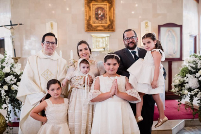 El padre Luis David Zambrano, junto a Georgette Ode de Jalil y Guido Álex Jalil Ripalda, y sus hijos Alina, Guido Álex Josemaría, Anarella y Cecilia.