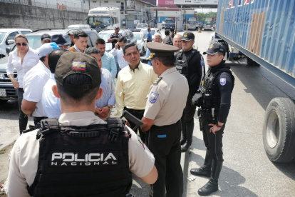 Policia Nacional en el exterior de Trinipuerto haciendo resguardo