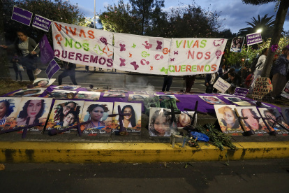 Femicidio - Fotografía de imágenes de mujeres durante una "marcha de luz" hoy, en Quito, el 11 de agosto de 2023