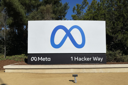 El logo de Meta, conglomerado tecnológico estadounidense matriz de las redes sociales Facebook, Instagram y WhatsApp, en la entrada de su sede principal en Menlo Park (California, EE.UU.).