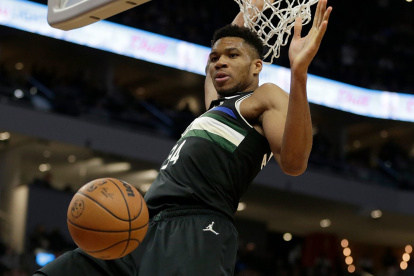 Giannis Antetokounmpo tiene ya 10 años en el equipo de Milwaukee y seguirá 3 temporadas más.