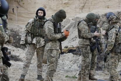 Miembros del "Batallón Siberiano" asisten a su entrenamiento militar como parte de la preparación para luchar contra las tropas rusas en un campo de tiro cerca de Kiev, Ucrania, 24 de octubre de 2023.