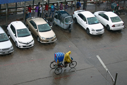 Las primeras lluvias antecedían este martes 24 de octubre el arribo del ciclón Hamoon, que se esperaba arreciara al anochecer.
