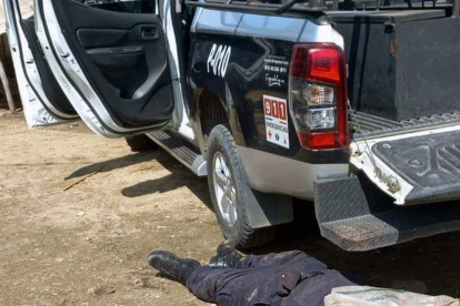 Policías de la Fiscalía General del Estado (FGE), resguardan el lugar donde fueron asesinados al menos 11 policías en Coyuca de Benítez estado de Guerrero (México).