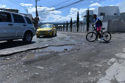Cuando llueve se forman lagunas en las calles y avenidas. Para los conductores y peatones, es imposible transitar.