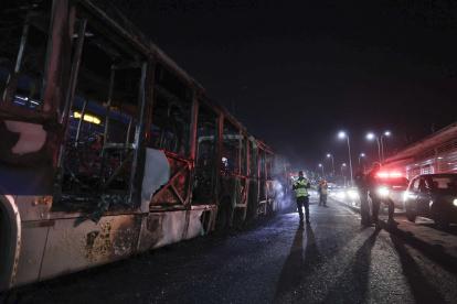 Represalias. Varios autobuses aparecen incinerados en el barrio de Santa Cruz, en Río de Janeiro.