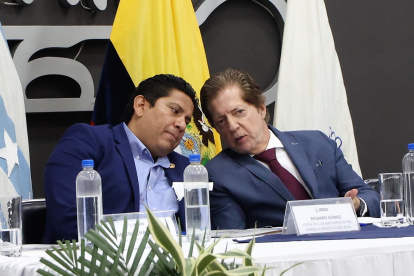 El delegado del Ejecutivo y presidente del Consejo Directivo del IESS, Alfredo Ortega (derecha). dialoga con el delegado de los trabajadores, Richard Gómez, el 5 de octubre, en un acto del hospital Teodoro Maldonado Carbo.