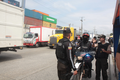 Seguridad. Miembros de la Policía Nacional brindan resguardo en el exterior de Trinipuerto, sur de Guayaquil.